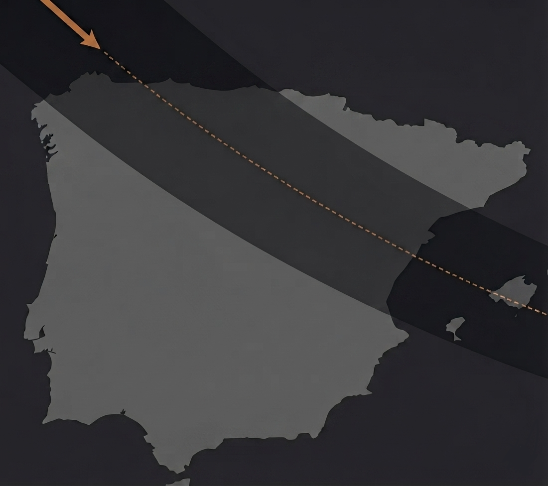 Mapa de la Península Ibérica con la banda de totalidad del eclipse del 12 de agosto de 2026 cruzando de noroeste a sureste, de Galicia y la cornisa cantábrica hasta la Comunidad Valenciana y Baleares